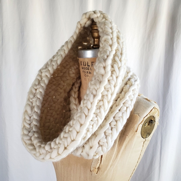 💥HP💥 Handmade Super Chunky Knit Cowl - Picture 3 of 4